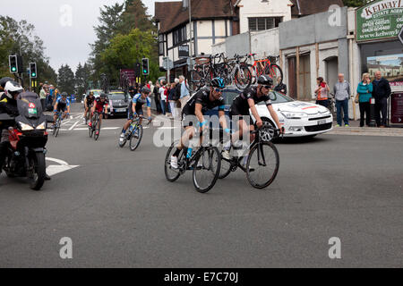 Hindhead, Surrey, Regno Unito 13 Settembre 2014. La fase 7 del tour della Gran Bretagna (Camberley a Brighton) passando attraverso la ex Hindhead semaforo incrocio. Foto Stock