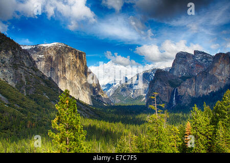 La vista della valle di Yosemite dal tunnel entrata della valle. Parco Nazionale di Yosemite in California Foto Stock