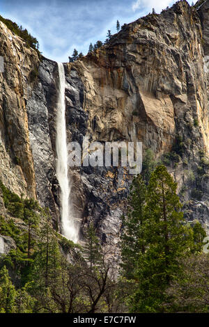 Bridalveil iconica cade nella Yosemite Valley. Parco Nazionale di Yosemite in California, Stati Uniti d'America. Foto Stock