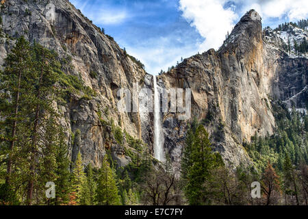 Bridalveil iconica cade nella Yosemite Valley. Parco Nazionale di Yosemite in California, Stati Uniti d'America. Foto Stock