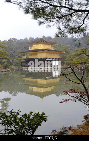 Kinkaku-ji, denominato ufficialmente Rokuon-ji è uno Zen tempio buddista a Kyoto, in Giappone. Foto Stock