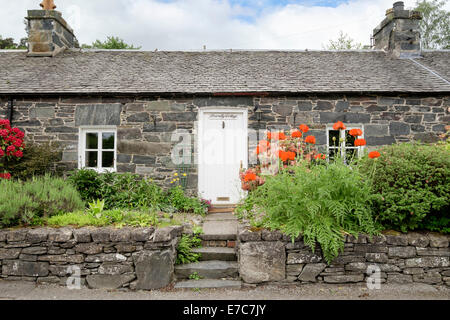 Tradizionale antica pietra bungalow a schiera con piccolo giardino nel centro storico di Borgo. Port-na-Craig Pitlochry Perth and Kinross Scotland Regno Unito Foto Stock