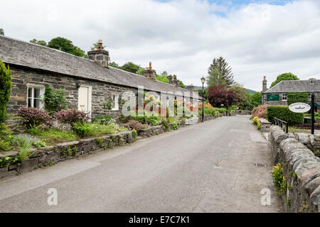 Antiche case a schiera con giardini da cottage in borgo storico. Port-na-Craig Pitlochry Perth and Kinross Scotland Regno Unito Foto Stock