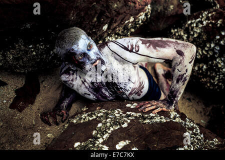 Uomo con uno zombie arte del corpo sulla spiaggia Foto Stock