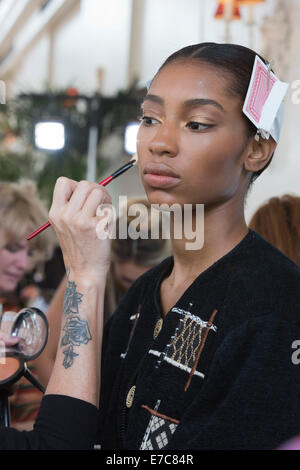 Londra, Regno Unito. Il 13 settembre 2014. Un modello in trucco prima dello spettacolo. Dietro le quinte Julien Macdonald mostra al London Fashion Week SS15 presso la Royal Opera House di Londra, Inghilterra. Foto: CatwalkFashion/Alamy Live News Foto Stock