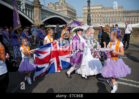 Edimburgo, Scozia, 13 Sett. 2014. Grand Orange Lodge di Scozia marzo a sostegno dell'Unione europea, meno di una settimana prima che il popolo scozzese votazione sul futuro del paese. Foto Stock