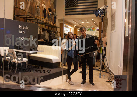 Un momento della moda di notte. Vogue Fashion's Night Out (VFNO) tenutasi nel Tridente area del centro di Roma, il ricavato delle vendite sarà devoluto a Differenza Donna, un'associazione che aiuta le donne che sono state vittime di abusi. © Luca Prizia/Pacific Press/Alamy Live News Foto Stock