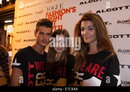 Un momento della moda di notte. Vogue Fashion's Night Out (VFNO) tenutasi nel Tridente area del centro di Roma, il ricavato delle vendite sarà devoluto a Differenza Donna, un'associazione che aiuta le donne che sono state vittime di abusi. © Luca Prizia/Pacific Press/Alamy Live News Foto Stock