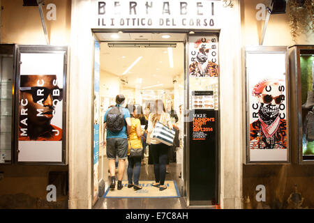 Un momento della moda di notte. Vogue Fashion's Night Out (VFNO) tenutasi nel Tridente area del centro di Roma, il ricavato delle vendite sarà devoluto a Differenza Donna, un'associazione che aiuta le donne che sono state vittime di abusi. © Luca Prizia/Pacific Press/Alamy Live News Foto Stock