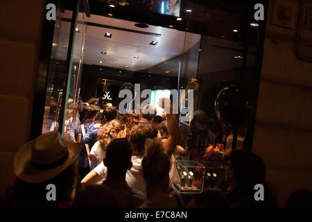 Un momento della moda di notte. Vogue Fashion's Night Out (VFNO) tenutasi nel Tridente area del centro di Roma, il ricavato delle vendite sarà devoluto a Differenza Donna, un'associazione che aiuta le donne che sono state vittime di abusi. © Luca Prizia/Pacific Press/Alamy Live News Foto Stock