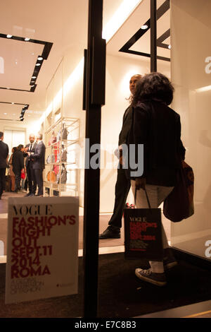 Un momento della moda di notte. Vogue Fashion's Night Out (VFNO) tenutasi nel Tridente area del centro di Roma, il ricavato delle vendite sarà devoluto a Differenza Donna, un'associazione che aiuta le donne che sono state vittime di abusi. © Luca Prizia/Pacific Press/Alamy Live News Foto Stock