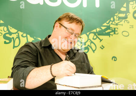 Belfast, Irlanda del Nord. 13 set 2014 - Irish fantasy autore Derek Landy libri di segni per i tifosi di credito: Stephen Barnes/Alamy Live News Foto Stock