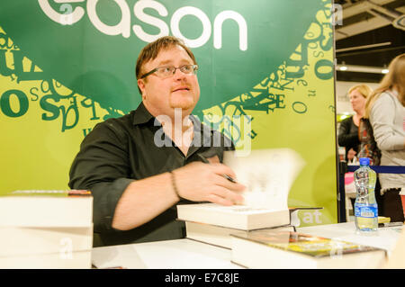 Belfast, Irlanda del Nord. 13 set 2014 - Irish fantasy autore Derek Landy libri di segni per i tifosi di credito: Stephen Barnes/Alamy Live News Foto Stock