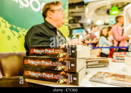 Belfast, Irlanda del Nord. 13 set 2014 - Irish fantasy autore Derek Landy libri di segni per i tifosi di credito: Stephen Barnes/Alamy Live News Foto Stock