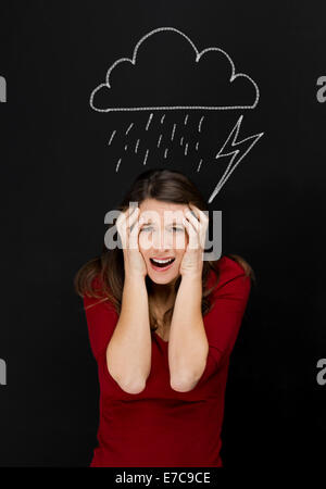 Concetto di una bella studentessa avente un brutto giorno a scuola Foto Stock