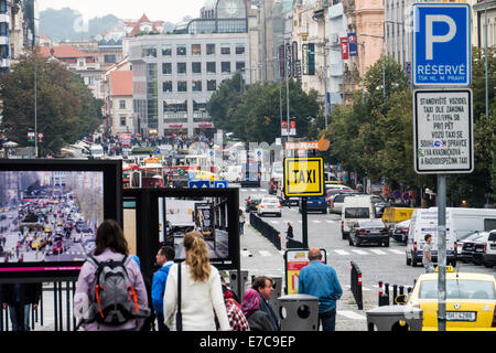 Vista del lato sud di piazza Venceslao a Praga Foto Stock