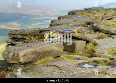 Arrampicata su roccia sosta ed in sicurezza le funi di ancoraggio fissata alla sommità di una rupe sul bordo Stanage nel distretto di Peak Derbyshire Foto Stock