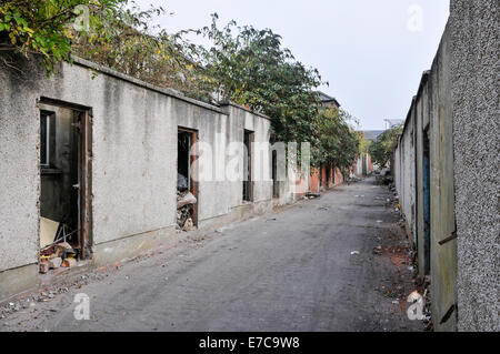 Vicolo di derelitti case a schiera pronta per essere demolita per far posto a nuove case Foto Stock