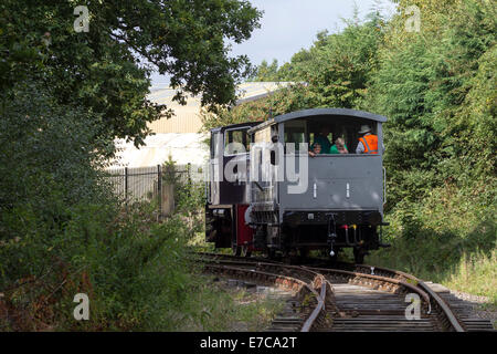 Northampton, Regno Unito. 13 Settembre, 2014. Northants Ironstone Railway. Hunsbury Hill Country Park il Northamptonshire Ironstone Railway Trust opera un mezzo miglio patrimonio lungo la linea ferroviaria. La linea è principalmente dedicata alla lavorazione di merci, con molte curve strette e ripide pendenze che erano tipici della ferrovia industriale. Hunsbury Hill il minerale di ferro azienda è stata avviata nel 1880 ed è stato uno dei primi ironstone ferrovie nel paese. Credito: Keith J Smith./Alamy Live News Foto Stock