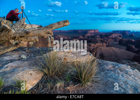 Il fotografo imposta fino a sparare alba Monument Valley da Hunt Mesa Foto Stock