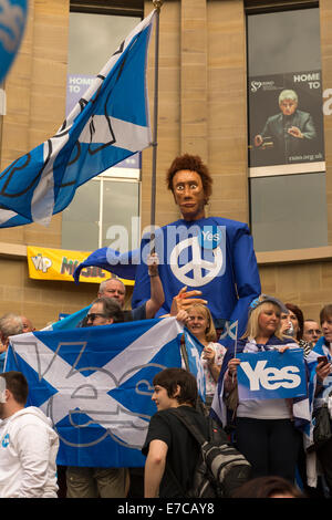 Buchanan Street, Glasgow, Scotland, Regno Unito. 13 Sett 2014. Una grande folla si scende sul centro della città di Glasgow per fornire supporto per la campagna sì nel prossimo referendum di indipendenza in Scozia. Credito: Paul Stewart/Alamy Live News Foto Stock