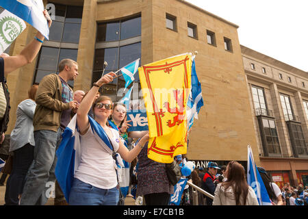 Buchanan Street, Glasgow, Scotland, Regno Unito. 13 Sett 2014. Una grande folla si scende sul centro della città di Glasgow per fornire supporto per la campagna sì nel prossimo referendum di indipendenza in Scozia. Credito: Paul Stewart/Alamy Live News Foto Stock