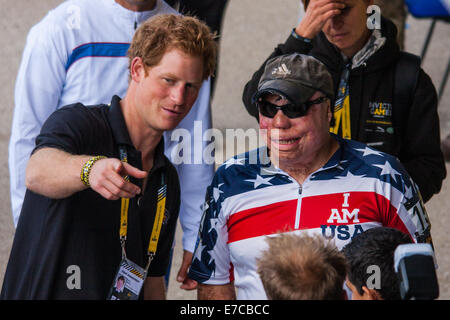 Queen Elizabeth Olympic Park, Londra. Il 13 settembre 2014. Il principe Harry chat con il sergente tecnico Israele Del Toro, la prima 100% Veterani disabili di ri-arruolarsi nella US Air Force, e chi è in competizione in atletica ciclismo, powerlifting e seduto pallavolo come soldati feriti e le donne provenienti da 13 differenti Paesi competono per la gloria sportiva durante le escursioni in bicicletta la concorrenza a Invictus giochi. Credito: Paolo Davey/Alamy Live News Foto Stock