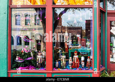 Natale display a tema decora il vecchio negozio finestra lungo la strada del centro nel quartiere storico di Fernandina Beach, Florida, Stati Uniti d'America. Foto Stock