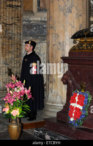 Una guardia d'onore presso la tomba del re Umberto I, all'interno del Pantheon di Roma, Italia Foto Stock