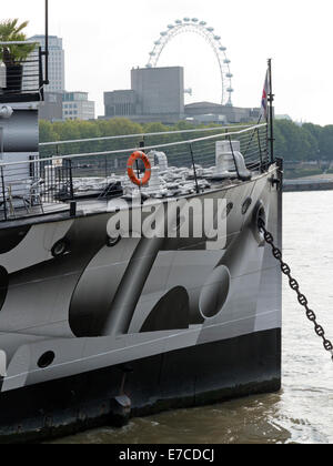 Prua di HMS Presidente dipinte in 'surreal' dazzle camouflage progettato da Tobias Rehberger Fiume Tamigi, Londra Foto Stock