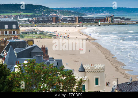 Francia, Calvados, Trouville sur Mer, visuale degli edifici e la spiaggia Foto Stock