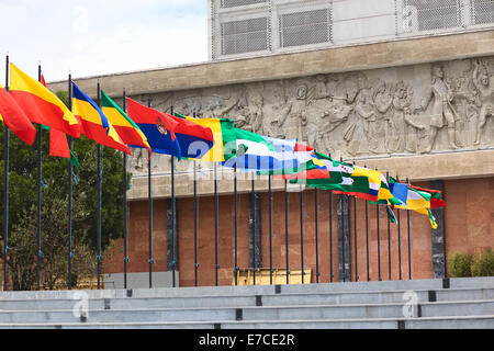 QUITO, ECUADOR - Agosto 6, 2014: Bandiere accanto all'ingresso dell'edificio dell'Asamblea Nacional (Assemblea Nazionale) Foto Stock