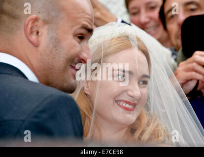 Tuzingen, Germania. Xiii Sep, 2014. La principessa Maria Teresa di Thurn und Taxis è portare nella Chiesa dal suo fratello Albert, xii principe di Thurn und Taxis per la sua cerimonia nuziale a San Giuseppe chiesa in Tuzingen, Germania, 13 settembre 2014. Foto: Ursula Dueren/dpa/Alamy Live News Foto Stock