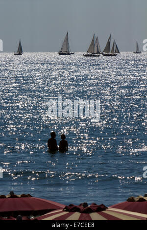 Imperia, Italia. 13 settembre 2014. Yacht a vela concorrenti di fronte a Imperia beach. Vele d'Epoca è un classico yacht regatta che si tiene ogni due anni a Imperia, Italia. Foto Stock