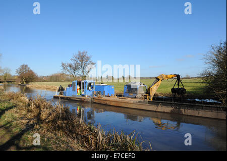 Il dragaggio in Stratford upon Avon canal vicino Wooton Wawem nel Warwickshire, Inghilterra, Regno Unito Foto Stock