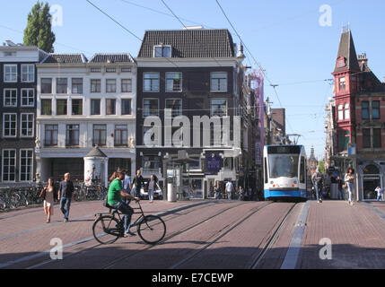 Il tram attraversando ponte a Leidsestraat Amsterdam Olanda Foto Stock