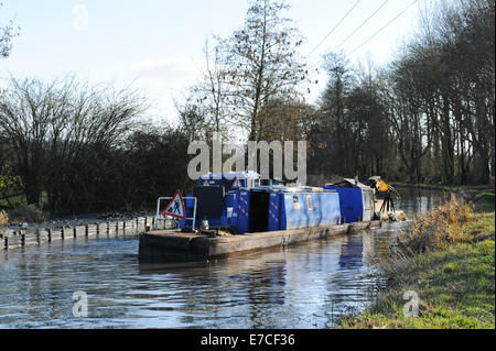 Il dragaggio in Stratford upon Avon canal vicino Wooton Wawem nel Warwickshire, Inghilterra, Regno Unito Foto Stock