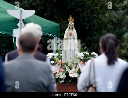 Fallowfield, Manchester, Regno Unito 13 settembre 2014 una statua della Madonna sorge nella parte anteriore come l'immagine centrale. La Legione di Maria mantiene la sua quarantunesima edizione annuale di Crociata del Rosario in Platt Fields Park. Circa sessanta romano cattolici frequentano, recitando il rosario, cantavano inni e avente una piccola processione. Fr Simon timbro, un giovane sacerdote da Accrington, ha dato una breve omelia. Crociata del Rosario Manchester, Regno Unito Foto Stock