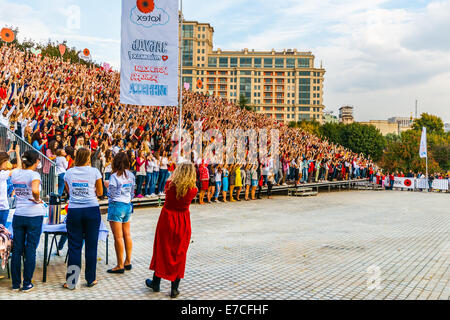 Mosca, Russia. Sabato 7 settembre 13, 2014. Maria - la famosa bellezza russo blogger - registrato il Guinness World Record selfie contro lo sfondo della femmina 2000 ventilatori. La prestazione ha avuto luogo nel parco Museon delle arti della città di Mosca con l aiuto di alcuni innovativi fotografia tecnologia. Lo spettacolo è stato sponsorizzato dalla società Kotex. Il motto della manifestazione è dimenticare regole! Vai! Credito: Alex Immagini/Alamy Live News Foto Stock