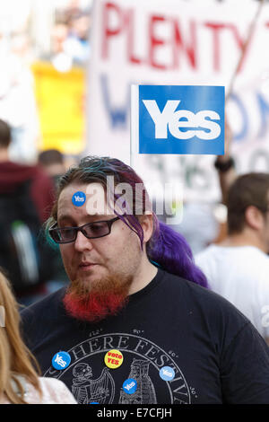 Buchanan Street, Glasgow, Scozia, Regno Unito, sabato, 13 settembre, 2014. L'ultimo fine settimana prima di andare alle urne di Giovedi un Sì voto attivista prendere al centro della città per canvare gli elettori Foto Stock