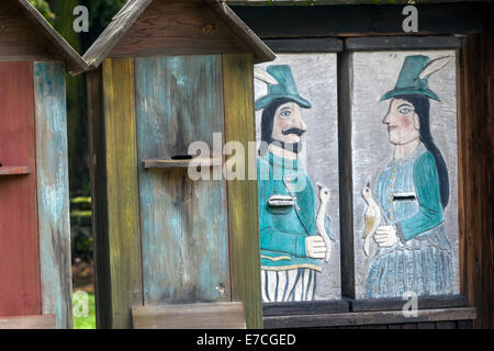 Antichi alveari apiari, alveari colorati, alveari rurali in legno, dipinti Foto Stock