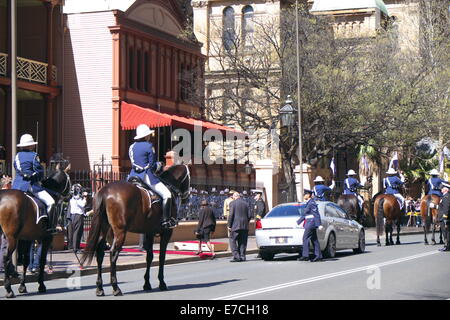 Il governatore Dame Marie Bashir arriva alla nuova sede del parlamento del galles del Sud in Macquarie Street per aprire il parlamento dello Stato del NSW, Sydney, Australia Foto Stock