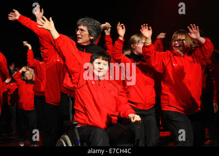 Bruxelles, Belgio. Il 13 settembre 2014. Gli atleti celebrare durante la cerimonia di apertura delle Olimpiadi Speciali Giochi d'estate 2014 in Brussel Credito: Yiannis Kourtoglou/ Alamy Live News Foto Stock