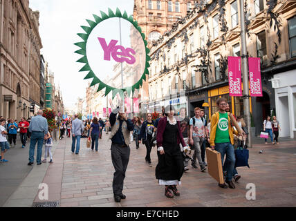 Glasgow, Scotland, Regno Unito. Il 13 settembre 2014. Partito dei Verdi sì gli attivisti sventola una bandiera di girasole durante la guida fino a Scottish referendum di indipendenza su Buchanan Street, Glasgow, Scozia sabato 13 settembre 2014 Credit: Iona Pastore/Alamy Live News Foto Stock