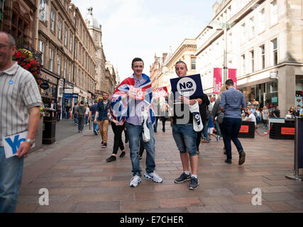 Glasgow, Scotland, Regno Unito. Il 13 settembre 2014. Due giovani maschi no grazie meglio insieme ai sostenitori di campagna elettorale durante la guida fino a Scottish referendum di indipendenza su Buchanan Street, Glasgow, Scozia sabato 13 settembre 2014 Credit: Iona Pastore/Alamy Live News Foto Stock