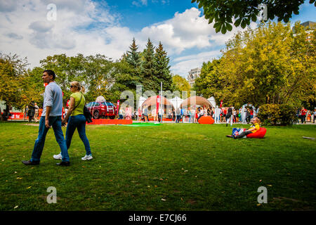 Mosca, Russia. Il 13 settembre 2014. Cosmopolitan la ben nota rivista femminile per la moda, bellezza, di relazioni e di stile di vita celebra 20 anni di presenza a Mosca nel parco Museon di arti. Le donne sono state incoraggiate a essere in rosso. Persone che hanno piacere e divertimento all'aria aperta. Amore, non auto vincitori. Credito: Alex Immagini/Alamy Live News Foto Stock