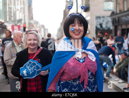 Glasgow, Scotland, Regno Unito. Il 13 settembre 2014. Due femmina sì sostenitori con il dito in gomma e la fascia di testa la campagna durante la guida fino a Scottish referendum di indipendenza su Buchanan Street, Glasgow, Scozia sabato 13 settembre 2014 Credit: Iona Pastore/Alamy Live News Foto Stock