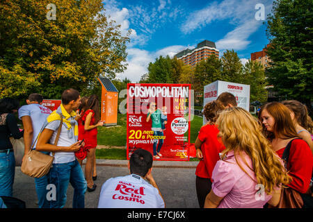 Mosca, Russia. Il 13 settembre 2014. Cosmopolitan la ben nota rivista femminile per la moda, bellezza, di relazioni e di stile di vita celebra 20 anni di presenza a Mosca nel parco Museon di arti. Le donne sono state incoraggiate a essere in rosso. Persone che hanno piacere e divertimento all'aria aperta. Fare una cover story. Credito: Alex Immagini/Alamy Live News Foto Stock