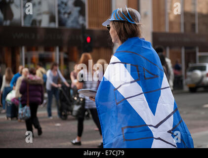 Glasgow, Scotland, Regno Unito. Il 13 settembre 2014. Una femmina sì sostenitore indossa un flag durante la guida fino a Scottish referendum di indipendenza su Buchanan Street, Glasgow, Scozia sabato 13 settembre 2014 Credit: Iona Pastore/Alamy Live News Foto Stock