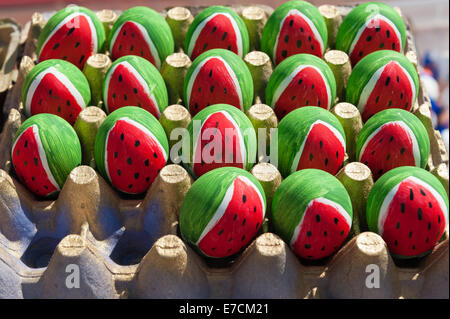 I gusci d'uovo riempito di coriandoli e dipinta con diversi disegni per la vendita presso la "fiesta" o "vecchi giorni spagnolo' festival Foto Stock